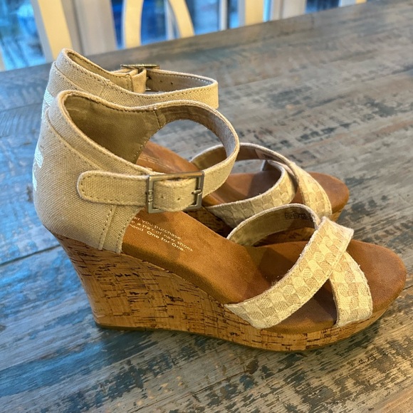 Toms Women Size 6 Wedge Sandal Light beige cream pattern at toes 3.5” heel - Picture 5 of 10